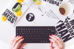red_hands_woman_creative_zelenaakcija.jpg