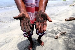 Fredy Martinez iz Don Jace pokazuje tragove ugljena koji pokrivaju obalu kraj sela.