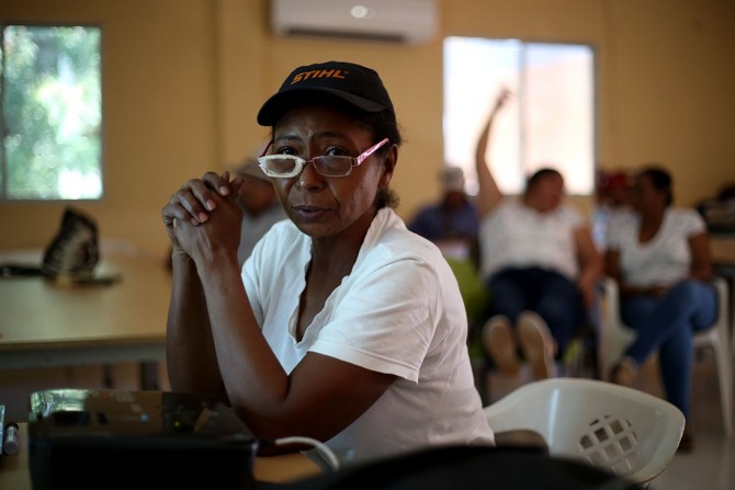 "We want collective relocation and we will not give up", said Lesvy Rivera, a member of the Committee for negotiating of relocation.
