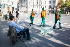 SIniša Labrović, performans Pecanje, Festival Mladi levi, Ljubljana, 2018. (Foto: Nada Žgank)
