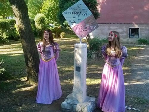 Mažoretkinje prigodom otkrivanja instalacije KAJ
