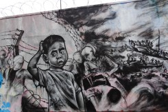 Preko mora i žilet žice, mural u Parizu, autor Lask (Foto: Jeanne Menjoulet, Flickr)