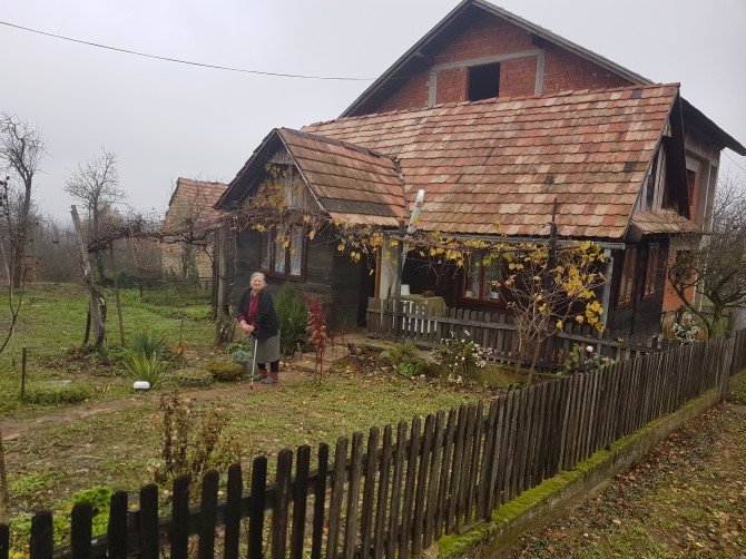Mara Stanić: "Pijem lijekove pod baterijom, imam vanjski WC i tamo idem s baterijom. Još sam na štakama pa mi je to jako teško. Mučim se i patim" (Foto: Ljudi za ljude)
