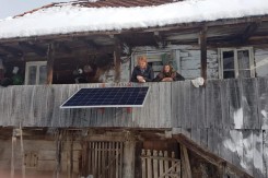 Ljuba Ostojić koja je nakon 53 godine života bez električne energije dobila solarni panel i struju (Foto: Ljudi za ljude)
