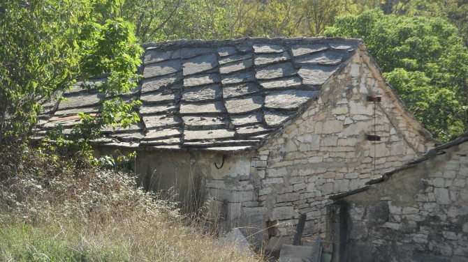 kuca_s_kamenim_plocama.jpg