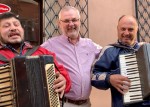 Foto: Istraživač Nikola Rašić u društvu romskog benda.