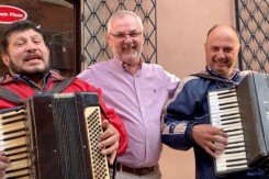 Foto: Istraživač Nikola Rašić u društvu romskog benda.