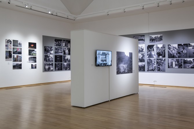 Iz postava izložbe Iskustvo u gužvi, MSU, Beograd (fotografija: Bojana Janjić)